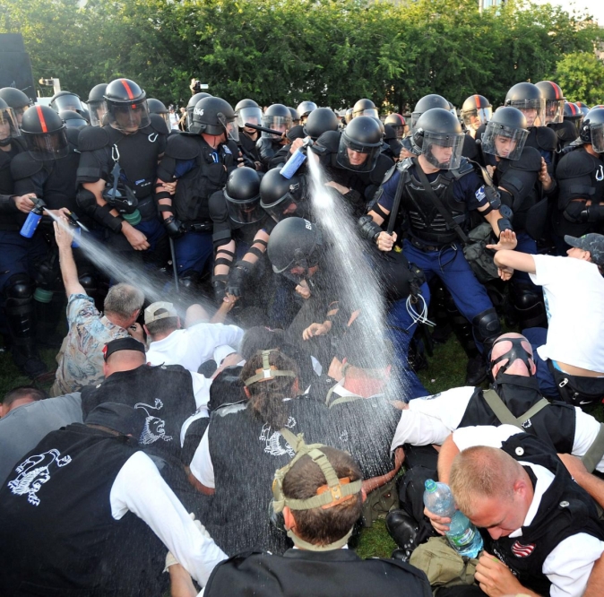 Полицията разпръсва демонстрацията на партията Йоббик
