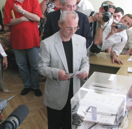 Доган гласува за демократична България