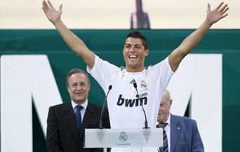 Кристиано Роналдо беше представен като играч на Реал Мадрид