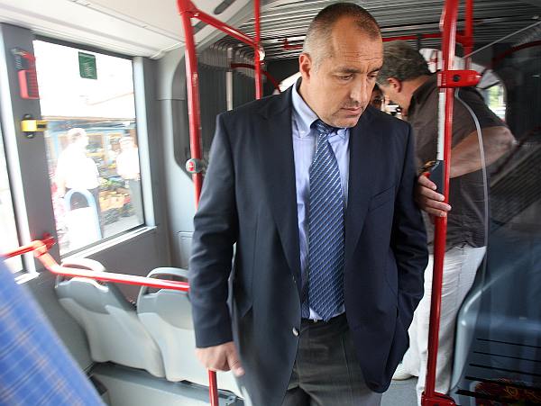 Бойко Борисов разглежда автобус