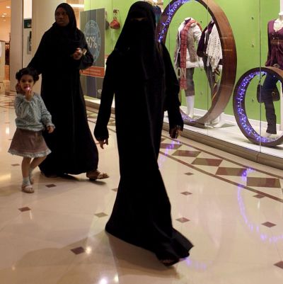 Кралят на Саудитска Арабия позволи на жените да работят в магазини за бельо