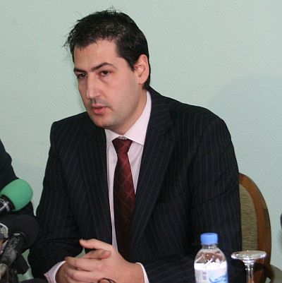 Слухове пращат жената на Иван Тотев за шеф на гимназия