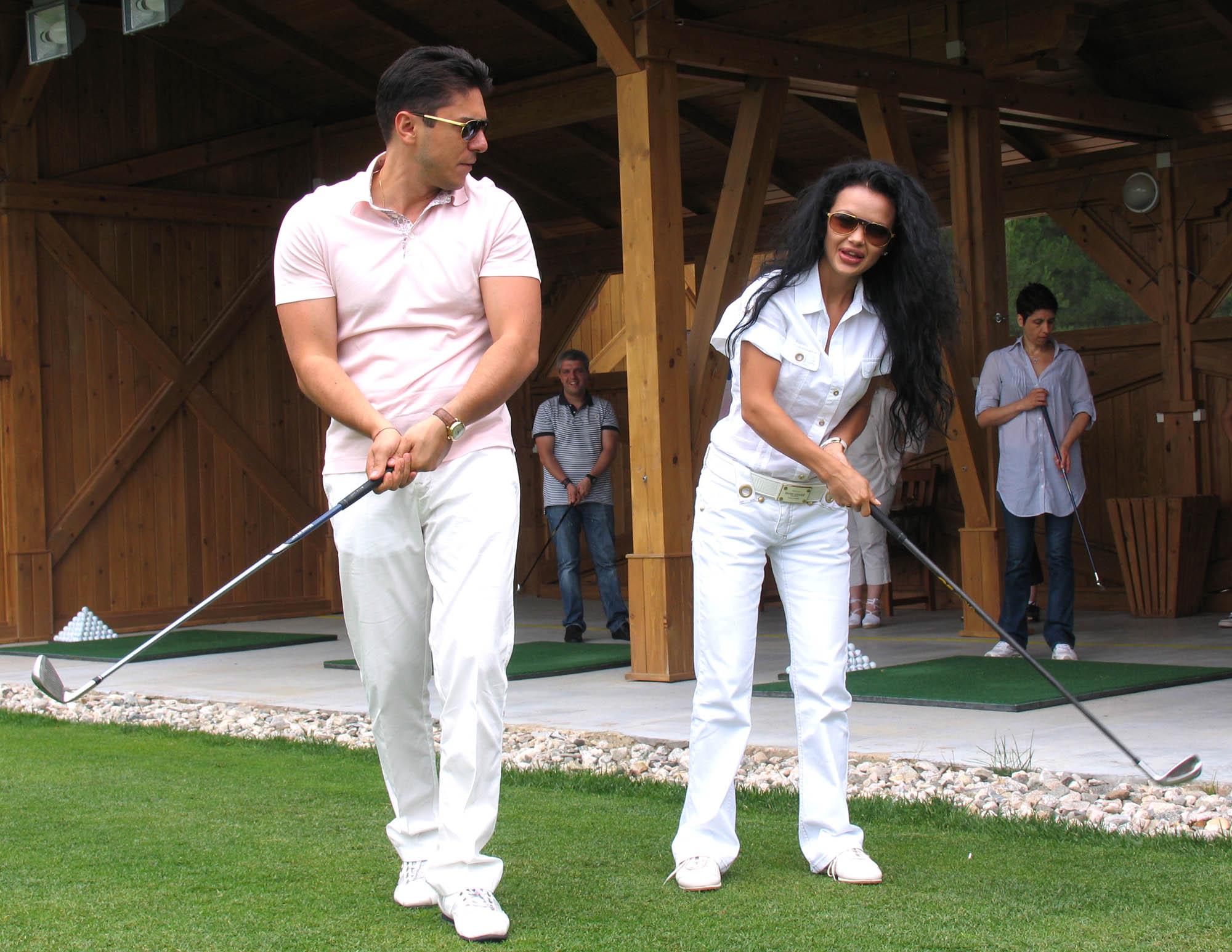 Фолкдивата Мария се учи на голф със съпруга си Димитър Андонов