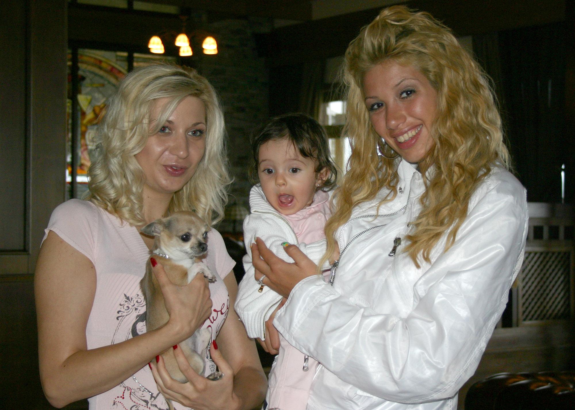 Нина Никол и Галена Димова се радват на 'бебетата' на Мария