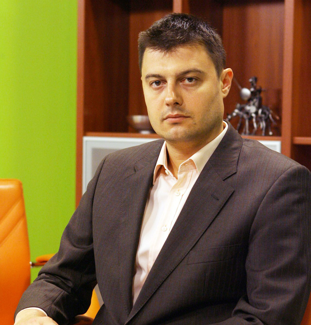 Бареков отстъпва стола си