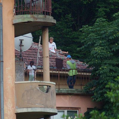 14-годишно момче два часа плаши да скочи от покрив