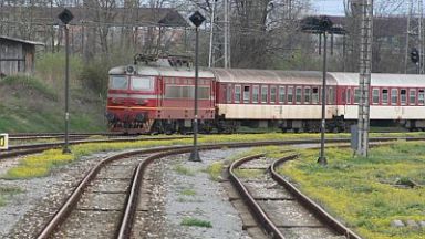 45 годишна жена е блъсната от пътнически влак в Ловеч който