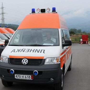 Екип на Бърза помощ е откарал раненото момиче в МБАЛ-Пазарджик, където се борят за живота й