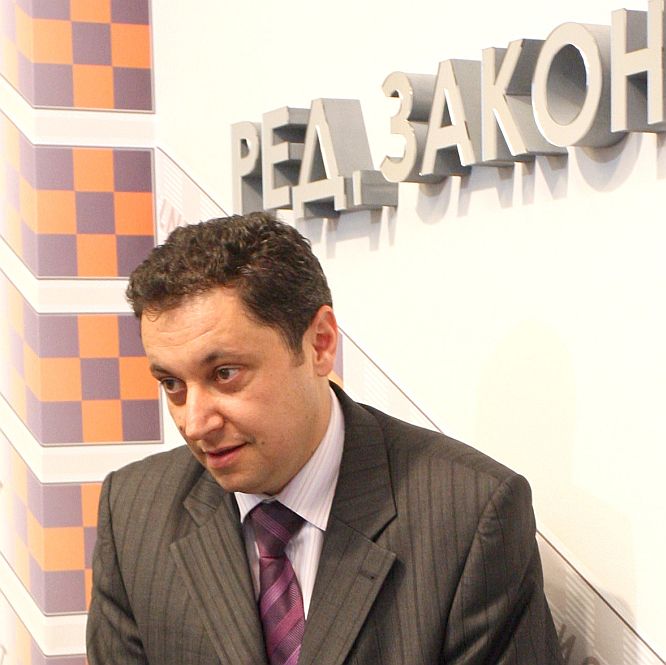 Яне Янев поема антикорупционната комисия
