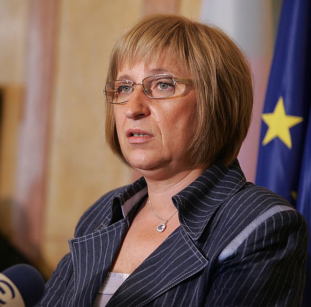 Парламентарната шефка заяви, че народните избраници от ГЕРБ не гласуват с чужди карти