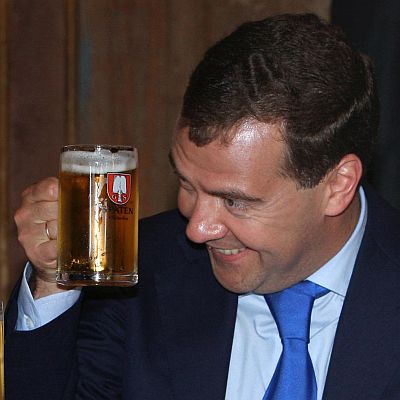 Медведев даде 3 месеца за обрат с алкохолизма в Русия