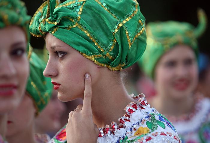 Танцьорите са с пъстри национални носии