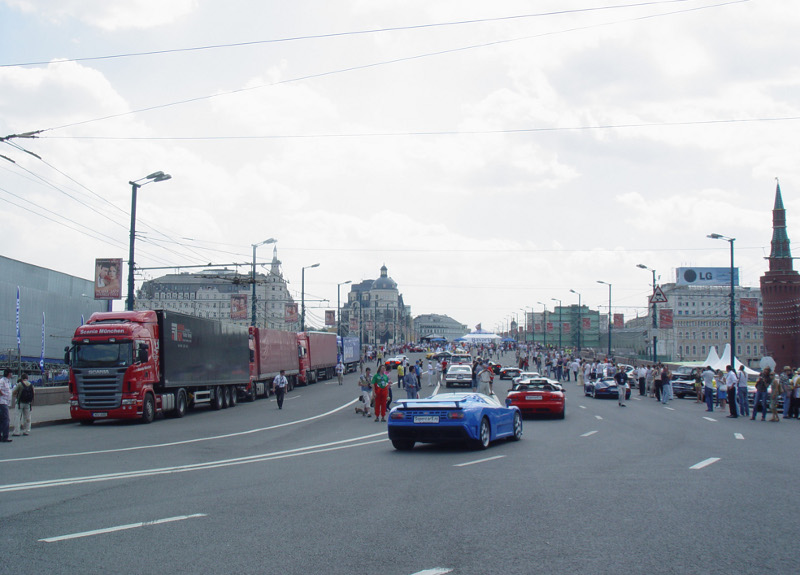 Уникално Bugatti бе разбито на шоу в Москва