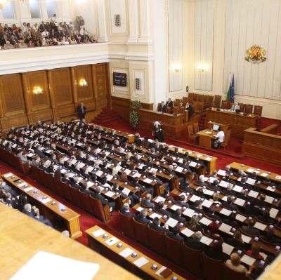 Гласуваха заплатите и санкциите за депутатите