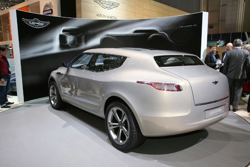 SUV-ът на Aston Martin получава зелена светлина