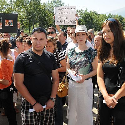 Десетки обсадиха болница заради смърт на родилка