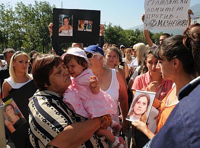 Славка Владимирова с внучката си Борислава, чиято майка Емилия умира след секцио в МБАЛ ”Света София”