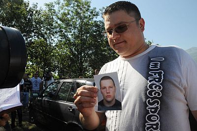Тодор Дюлгеров показва снимка на брат си Петър Дюлгеров, който умира в ”Пирогов” след операция на коляното при д-р Мазнейков