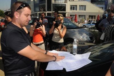 Христо Коледаров показва петицията, подписана от над 3 хиляди души