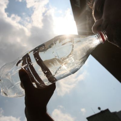 Хората намират спасение в студената вода