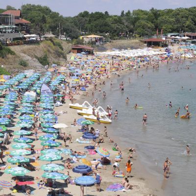 Половината плажове по морето са без спасители