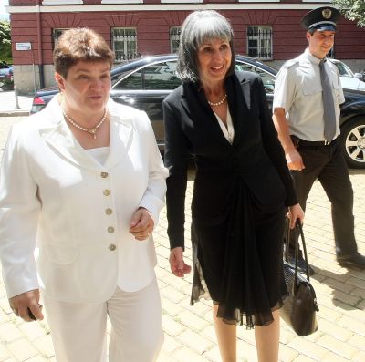 Меглена Тачева предаде министерството на правосъдието на Маргарита Попова
