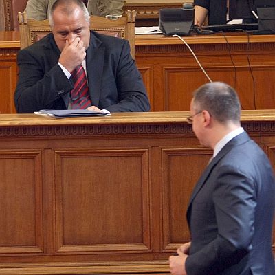 Сергей Станишев сдаде властта на Бойко Борисов, който поема страната в криза