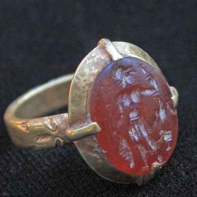 Уникалният 25-грамов пръстен е майсторски изработен от 23-каратово злато
