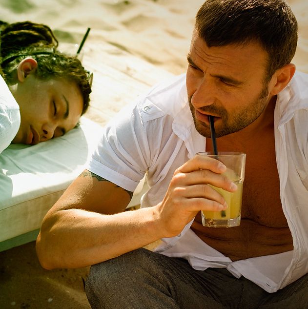 Калин Вельов промотира ново видео, разпускайки на плажа