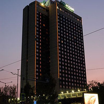 Докато се намерят ведомствени апартаменти за новите, те спят в хотел ”Родина” срещу 60 лева на вечер