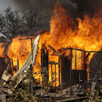 Две вили и 18 други постройки изгоряха в огъня, който все още не е загасен напълно