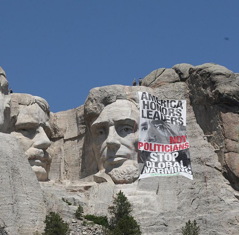 Вярваме на лидерите, не на политиците - спрете глобалното затопляне - плакат на Мемориала Ръшмор в САЩ
