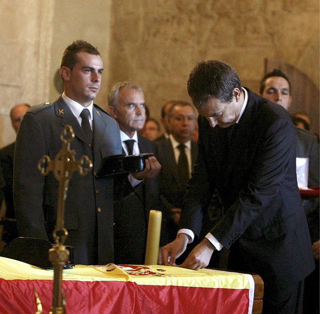 Премиерът на Испания Хосе Луис Сапатеро по време на траурната церемония по погребението на двамата гвардейци