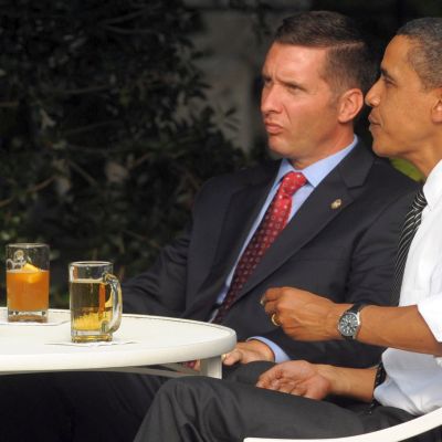 Барак Обама и сержант Джеймс Кроули пиха по чаша бира в парка на Белия дом