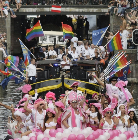 Уникален гей парад в Амстердам