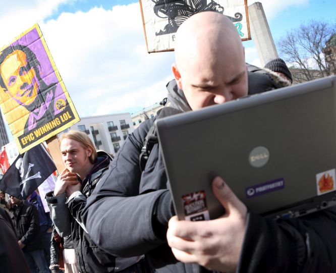 Протест в Стокхолм на поддръжници на The Pirate Bay срещу затварянето на портала