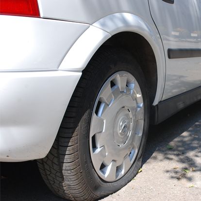 ”Сини” фенове нарязаха гумите на полицейски коли