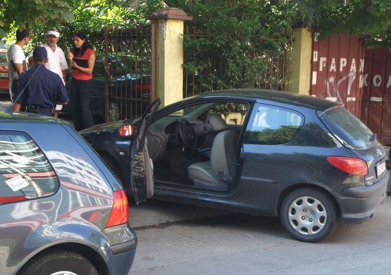 Бизнесменът бил нападнат докато партира пежото си пред офиса