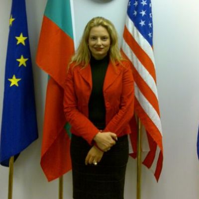 Лила Георгиева, чиито еротични снимки видяхме преди 2 години, като български консул в Чикаго
