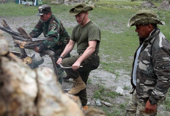 Бившият президент се научи да пали огън заедно с местнитеде още веднъж президент