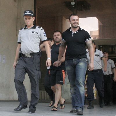 Задържаните наркопласьори излизат с охрана от сградата на съда