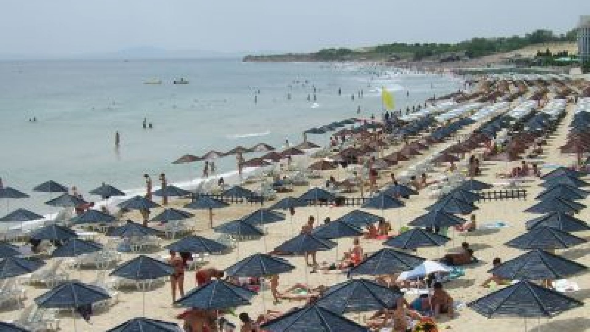Хотелиери: Без концесионни такси и с безплатни чадъри