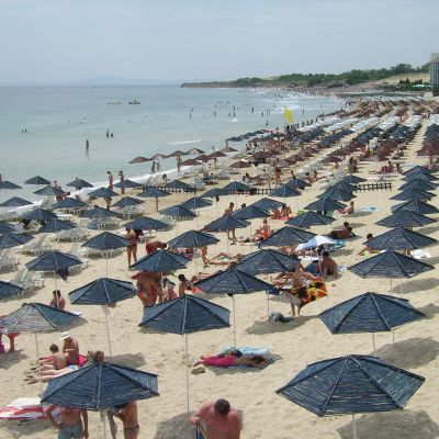 Бой за чадър без пари на плажа