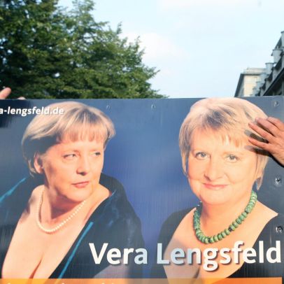 Може би този предизвикателен предизборен плакат на Меркел й помогна за победата