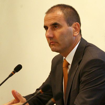 Уволняват трима полицаи за секс с 15-годишна