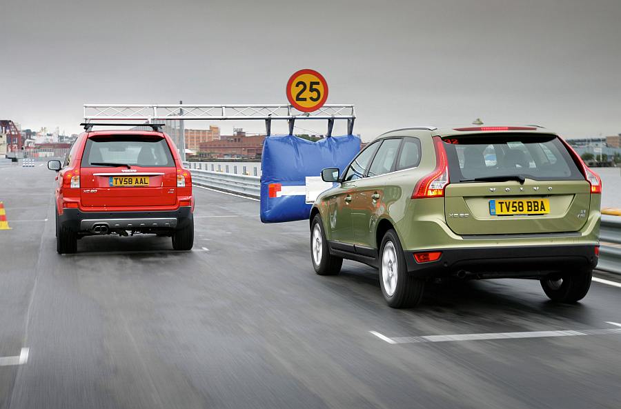 Интелигентни автомобили Volvo предотвратяват инциденти