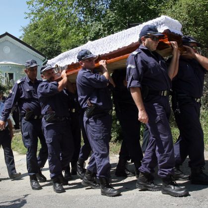 Колеги на издъхналия от бандитски куршуми служител на МВР носеха ковчега му