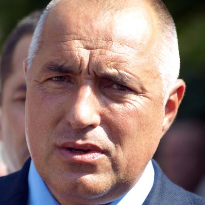 Бойко Борисов намалява заплатите на държавни чиновници, които получават повече от него