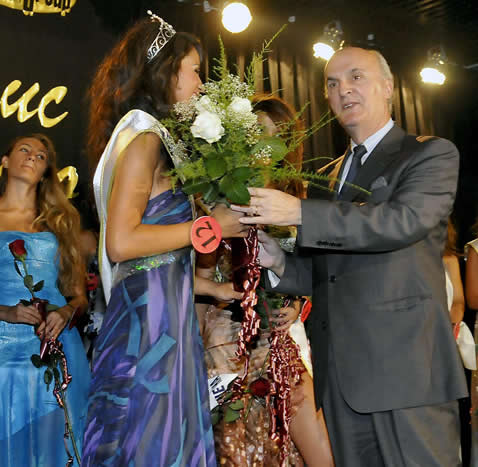 Испанският посланик короняса „Мис Лято 2009”