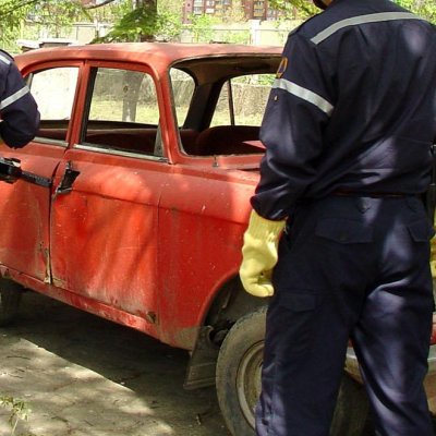 Изоставените автомобили задръстват улиците в Русе (Сн. Архив)